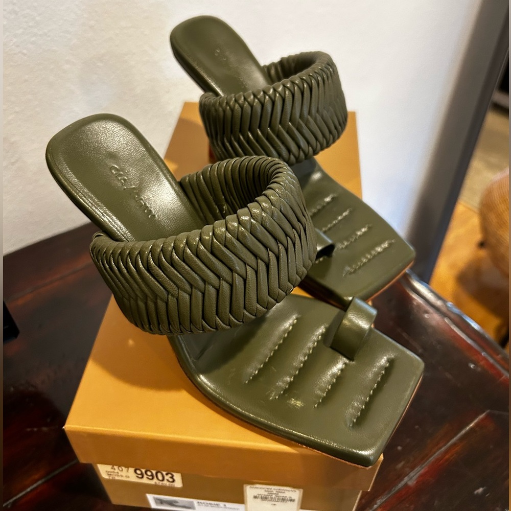 GIA/RHW NWT Green Leather Sandals